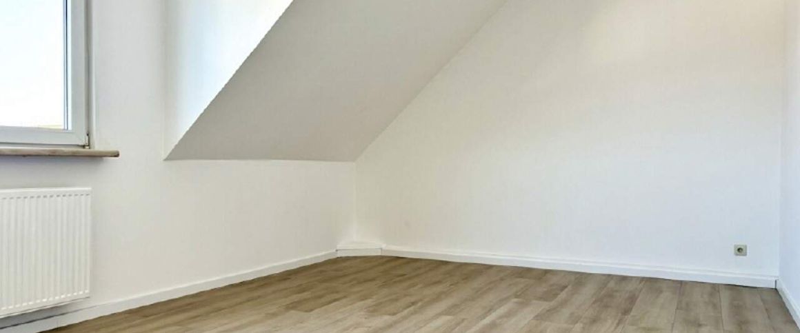 Modern sanierte DG-Wohnung mit EBK + Stellplatz in Reichenbrand mieten - Foto 1