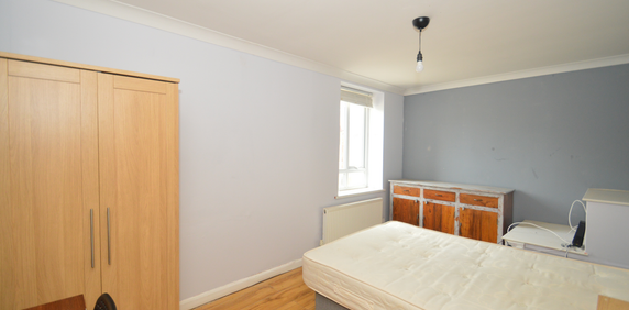 1 bedroom in a flat share to rent - Photo 2