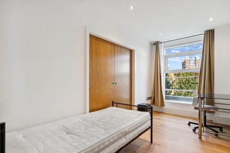 3 bedroom flat in Battersea Reach - Photo 3