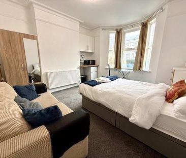 1 bedroom in a house share to rent - Photo 4