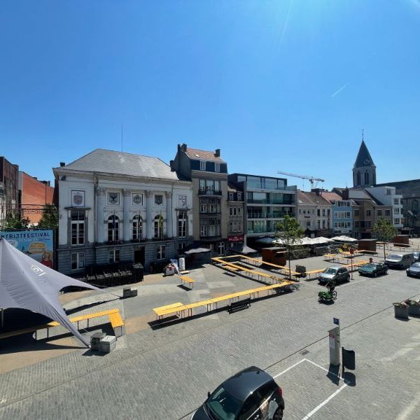 Gerenoveerd appartement met terras op de Markt van Deinze - Photo 1