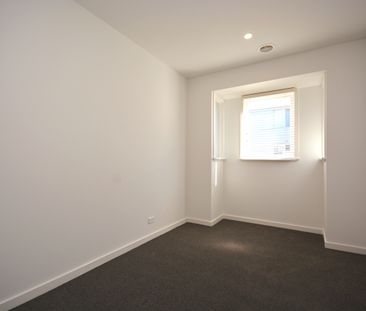 Fresh & Bright Three-Bedroom Townhouse in Prime Ripponlea Location! - Photo 4