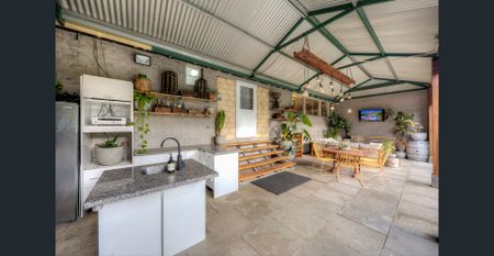 Funky 2-Bed, 2-Bath Home on Huge 1,012m² Block - Photo 5