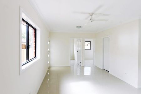 MODERN GRANNY FLAT WITH LOCK UP GARAGE !!! - Photo 5
