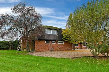 A beautifully presented two bedroom apartment in a gated and private with views over fields an off-street parking. - Photo 5