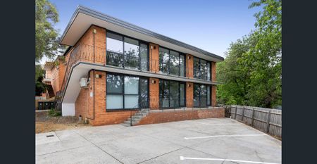 Beautifully Refurbished Top-Floor Apartments - Photo 2