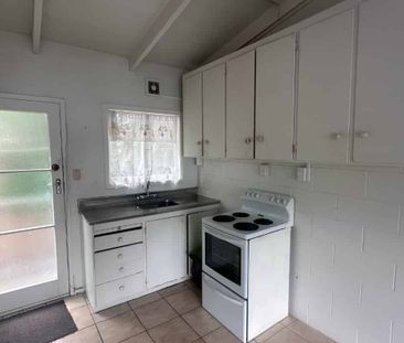 Bedsit Flat - Handy Position - Photo 4