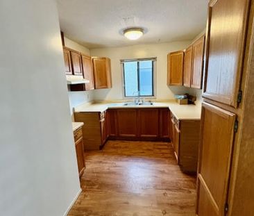 Lovely Unit – Convenient Location! - Photo 2