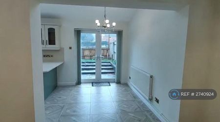 4 bedroom detached house to rent - Photo 3