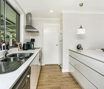 Spacious 4 Bedroom Home with Pool in the Heart of Byron Bay - Photo 5