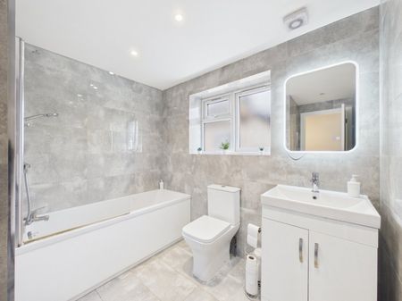 Desford Way, Ashford, Surrey,TW15 - Photo 5