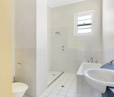 Stylish 2-Bedroom Upstairs Apartment in Prime Location - Photo 6