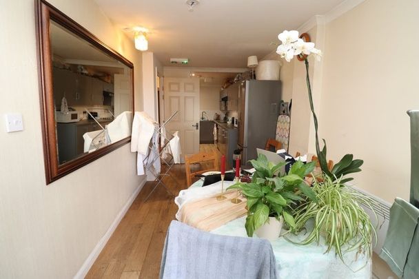 Room in a Shared Flat, London, E14 - Photo 1