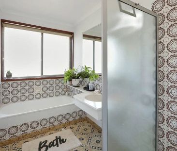 “Spacious retro style home” - Photo 1