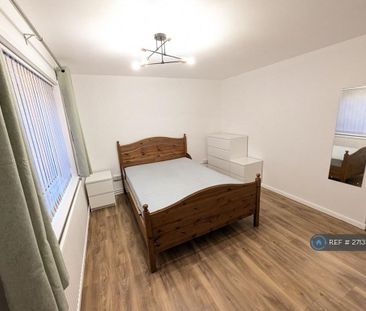 1 bedroom in a flat share to rent - Photo 3