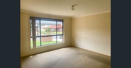 Modern Three Bedroom Home - Photo 4