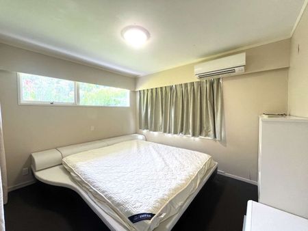 3-Bedroom Hillcrest Gem with Rangitoto Views - Photo 3