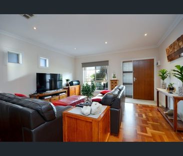 Stunning Townhouse in Prime Location - Photo 3
