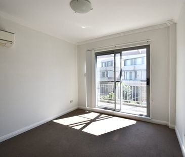 5 Bedrooms Townhouse in Perfect Location - Photo 3