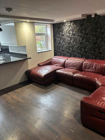 3 bedroom flat to rent - Photo 2