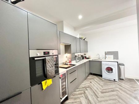 1 bedroom in a flat share to rent - Photo 3