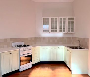 Beautifully Renovated Cottage in the Heart of The Junction - Photo 3