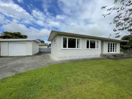 Three Bedroom Family Home - Photo 3