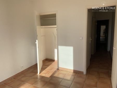 Appartement 3 pièces 57m2 MARSEILLE 8EME 1 023 euros - Photo 2