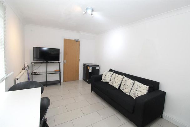 6 bedroom house to rent - Photo 1