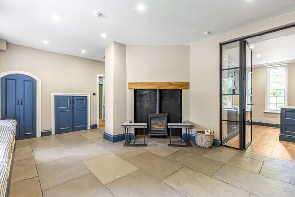 This magnificent Edwardian house sits within 0.9 of an acre of beautiful landscaped gardens with a 16th Century Grade II* listed Conduit House in the garden. - Photo 1