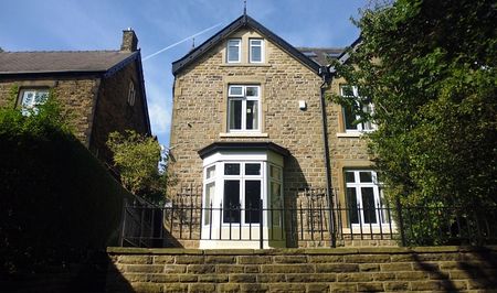 Stylish 4-Bed Ensuite Student House on Vibrant Ecclesall Road - Photo 3