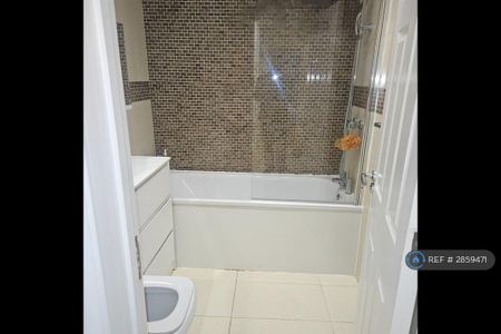 1 bedroom in a flat share to rent - Photo 5
