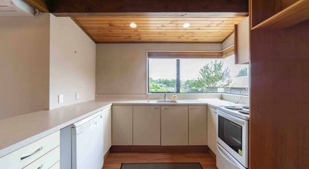 Three Bedroom Oasis - Photo 2