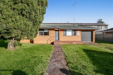 Neat & Tidy Home - Minutes from the CBD - Photo 4