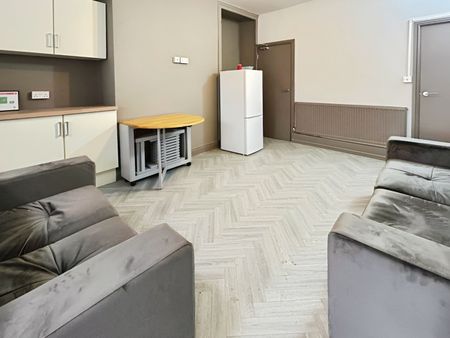 5 bedroom room to rent Cemetery Road, Wakefield - Photo 2