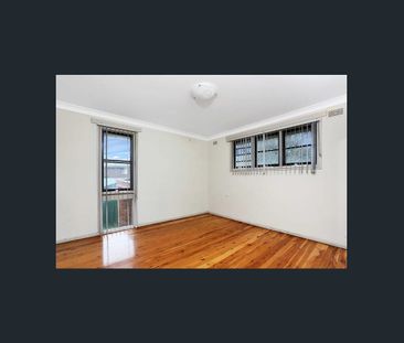 Renovated 3 bedroom 2 bathroom house available for rent - Photo 2