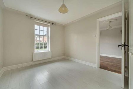 Calcott Park, Yateley, GU46 - Photo 3