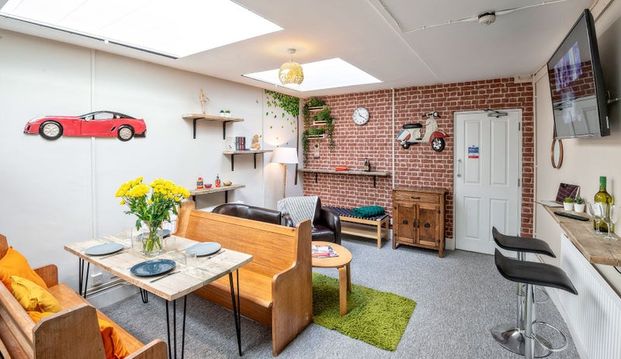 *One room available* 8 bedroom house - Photo 1