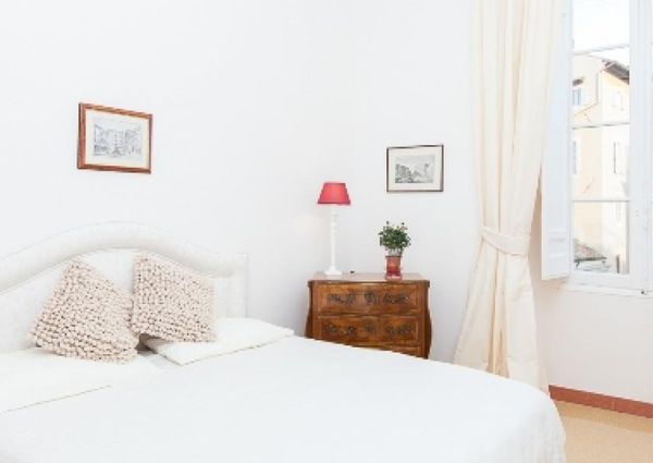 Center-Historic Jewish Quarter: Elegant apartment situated in beautiful Palazzo Nobiliare. Entrance, spacious living with original wood frescoed ceilings, large modern dining and kitchen, 4 bedrooms, 4 Baths, small terrace. #1527