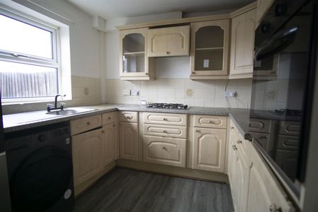 3 Bed House to Let on Ronaldsway, Preston - Photo 4