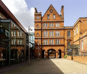 A two double bedroom, two bathroom flat set on the first floor of this attractive Grade II listed building with concierge. - Photo 1