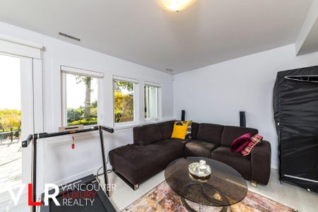 House in West Vancouver, BC - Photo 2