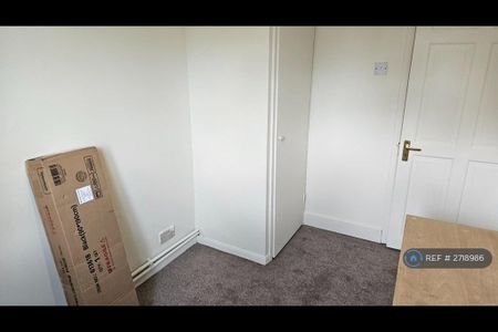 1 bedroom in a house share to rent - Photo 2
