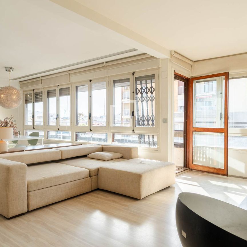 Excellent 1 Bedroom penthouse for rent in El Carmen, Valencia - Photo 1