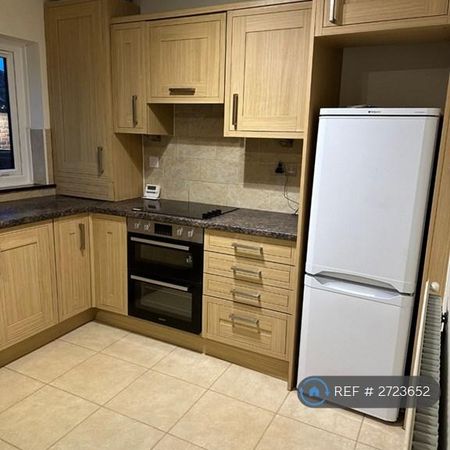 3 bedroom semi-detached house to rent - Photo 4