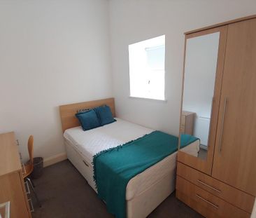 3 bedroom flat to rent - Photo 4