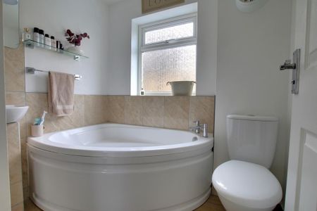 4 bedroom detached house to rent - Photo 5