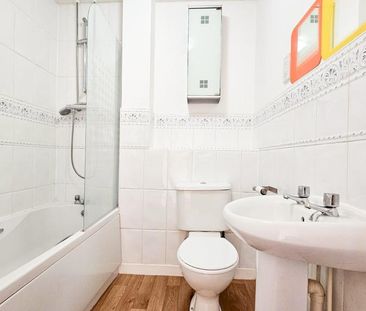 3 bedroom end of terrace house to rent - Photo 6