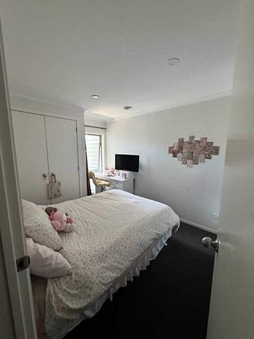 Central Furnished 3 bedroom (en suite) Townhouse - Photo 4