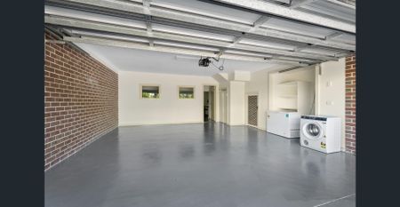 Modern beauty in tree lined street! - Photo 4